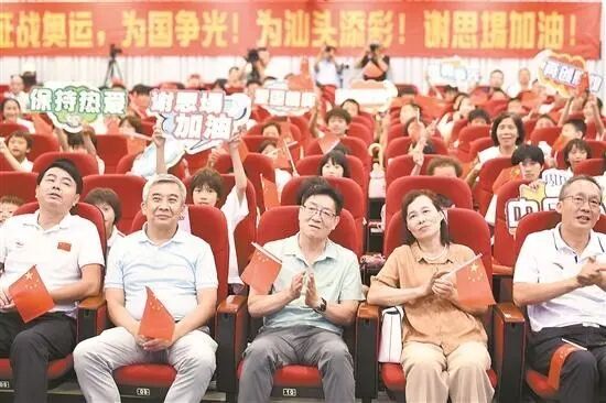 “他復(fù)出才一年多，能奪冠真的很不容易” 謝思埸家人與汕頭體校師生昨晚一起觀賽