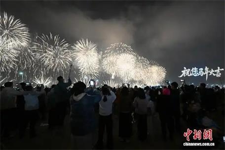 廣東汕頭舉行2026年迎新春大型焰火晚會